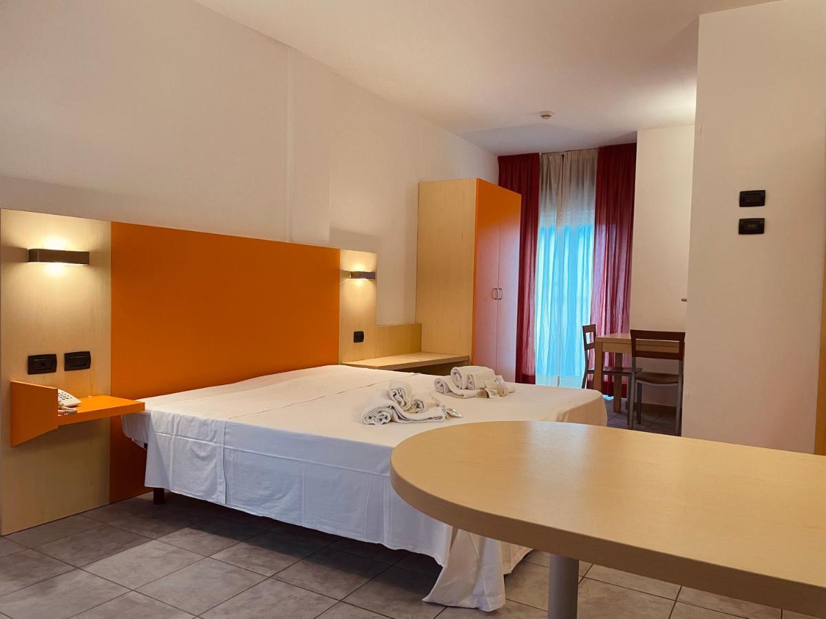 Hotel Grecale - เวนตูรีนา แตร์เม ภายนอก รูปภาพ