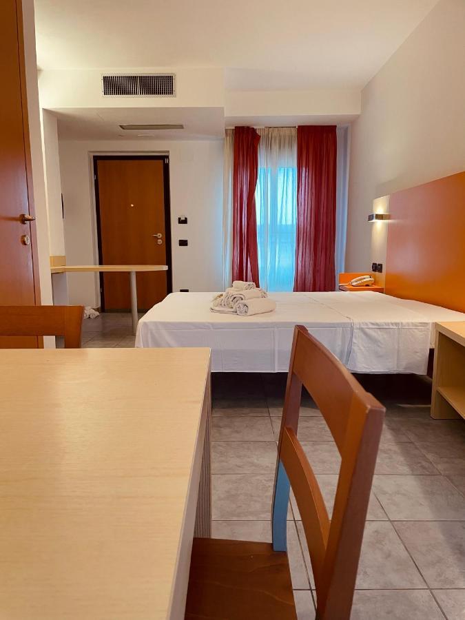 Hotel Grecale - เวนตูรีนา แตร์เม ภายนอก รูปภาพ