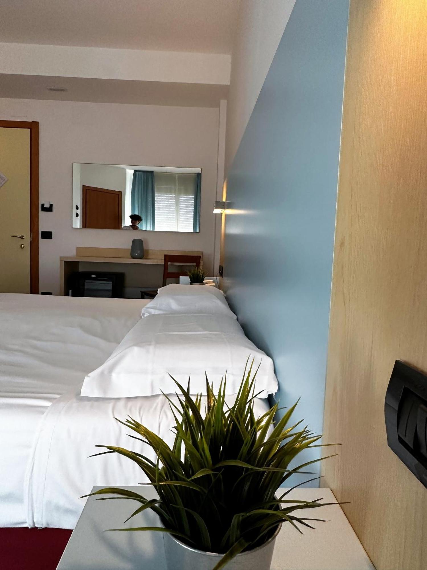 Hotel Grecale - เวนตูรีนา แตร์เม ภายนอก รูปภาพ