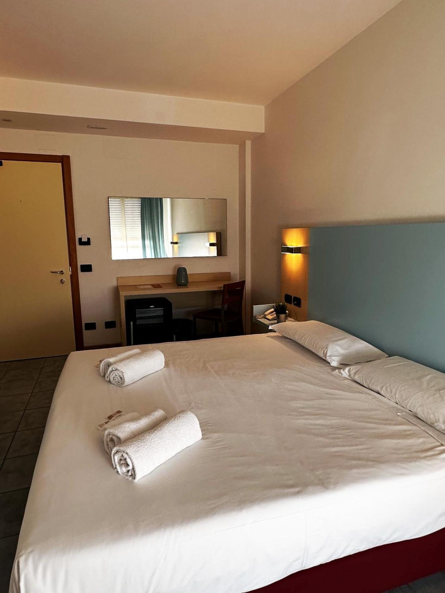 Hotel Grecale - เวนตูรีนา แตร์เม ภายนอก รูปภาพ